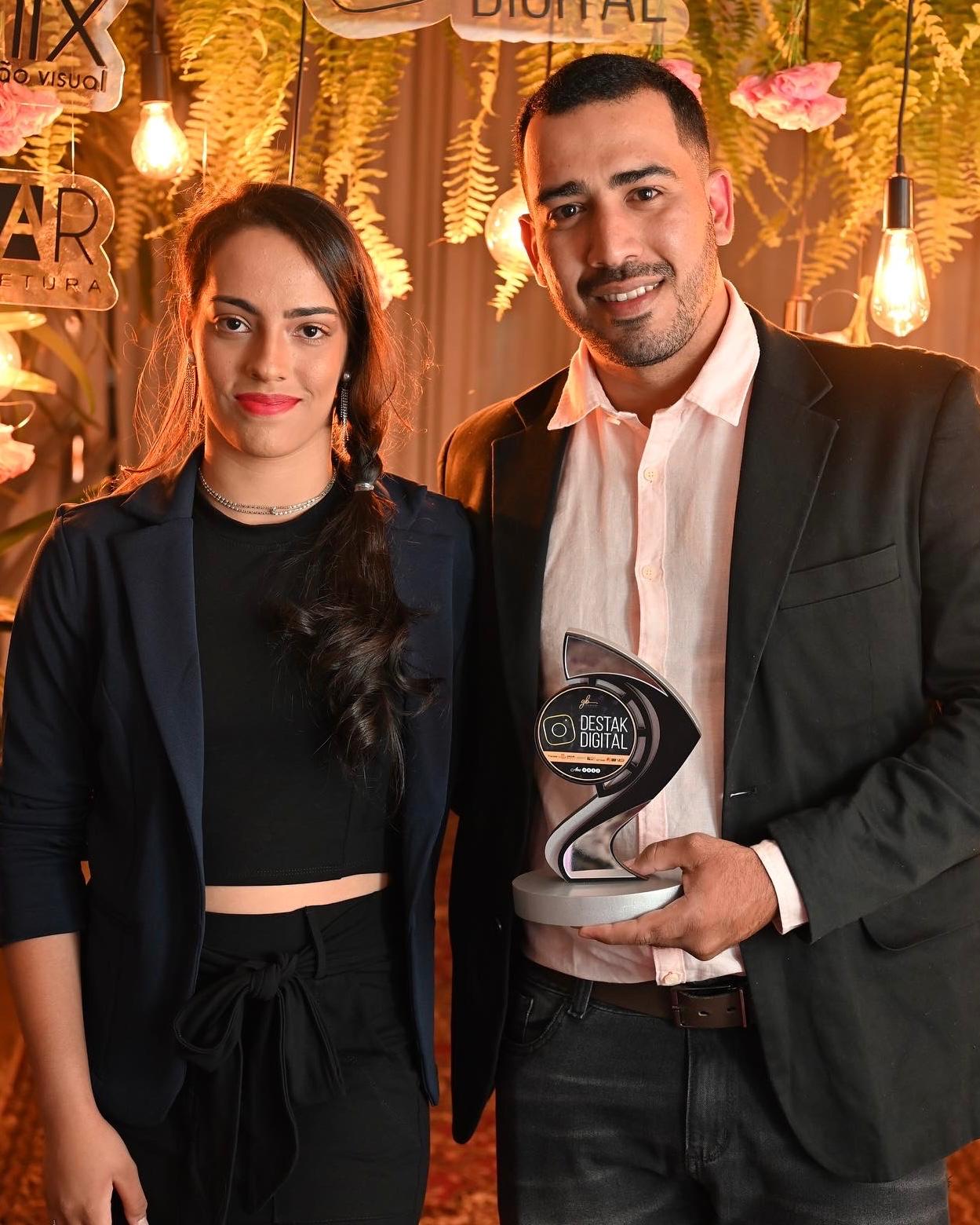 Wesley Palmer segurando o troféu Destak Digital na premiação