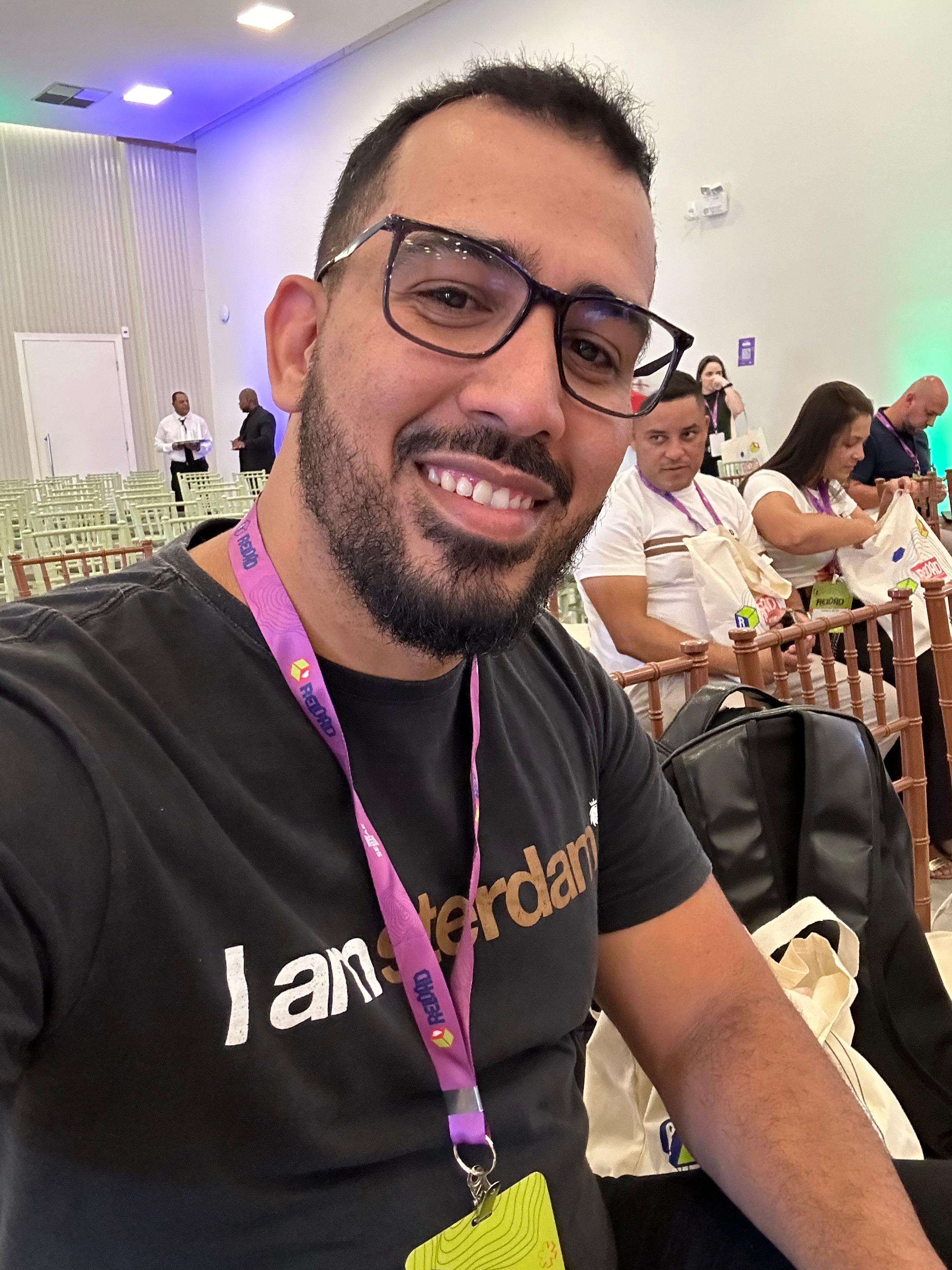 Wesley Palmer em um evento do setor, com crachá de participante